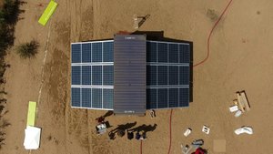 Aufbau der Solarpanele an der Vorderwand